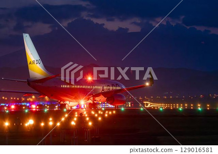 宮城縣名取市仙台機場夜間飛機起飛 129016581