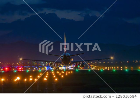 宮城縣名取市仙台機場夜間飛機起飛 129016584