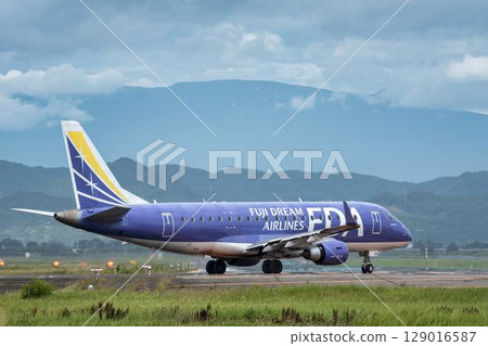 宮城縣名取市仙台機場清晨，飛機起飛 129016587