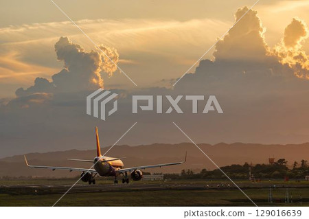 黃昏時分的仙台機場，飛機起飛，宮城縣名取市 129016639