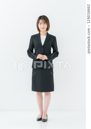 Business woman, young woman, whole body, vertical 129016662