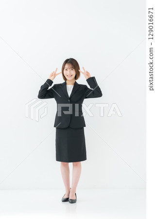 Business woman, young woman, whole body, peace sign Business woman, young woman, whole body, peace sign 129016671
