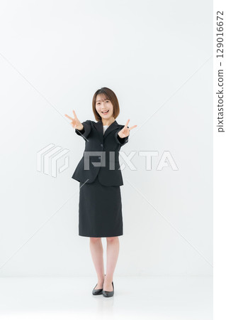 Business woman, young woman, whole body, peace sign Business woman, young woman, whole body, peace sign 129016672