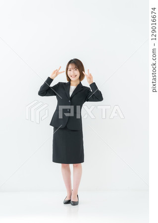 Business woman, young woman, whole body, peace sign 129016674