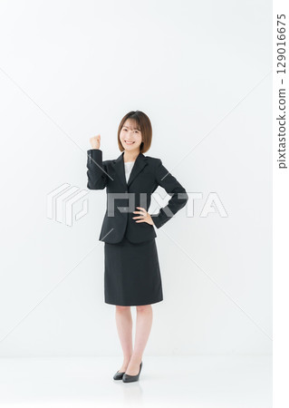 女商人，年輕女子，全身，拳頭泵 129016675
