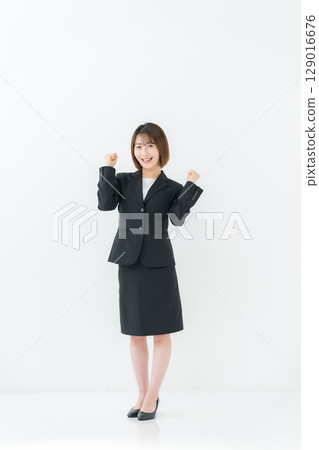 女商人，年輕女子，全身，拳頭泵 129016676