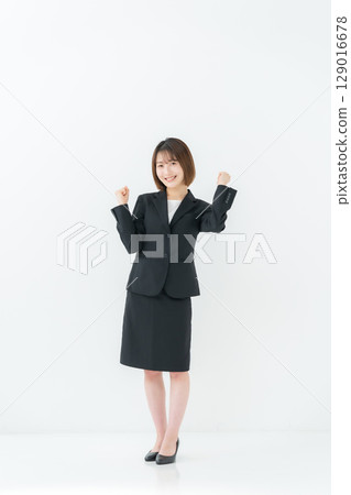 女商人，年輕女子，全身，拳頭泵 129016678