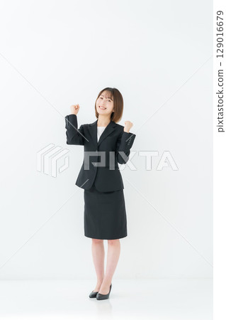 女商人，年輕女子，全身，拳頭泵 129016679