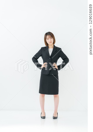 女商人，年輕女子，全身，陷入困境 129016689