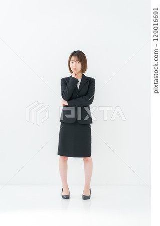 Business woman, young woman, whole body, troubled Business woman, young woman, whole body, troubled 129016691