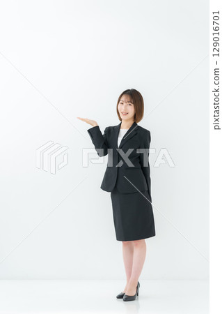 女商人，年輕女子，全身，舉起手 129016701