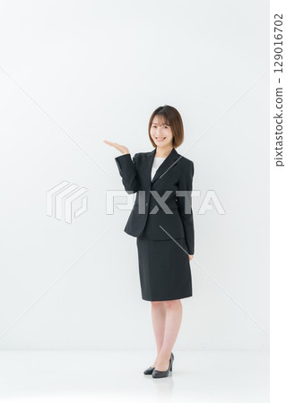 女商人，年輕女子，全身，舉起手 129016702