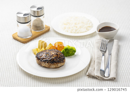 白桌上擺放著漢堡牛排和米飯的西式餐點 129016745