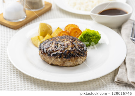 白桌上擺放著漢堡牛排和米飯的西式餐點 129016746