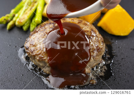 當濃釉醬汁淋在烤好的漢堡牛排上時 129016761