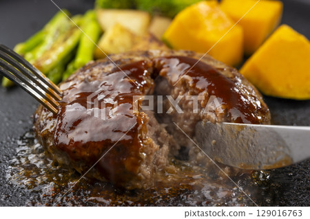 用刀切開在鐵板上煎好的漢堡牛排的瞬間 129016763