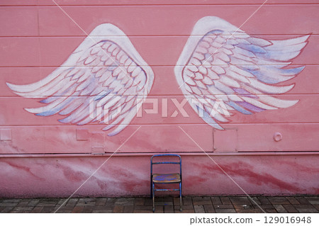 Photo spot: White feathers painted on a pink wall 129016948