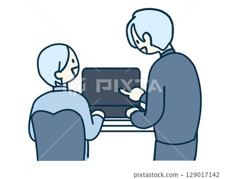 教授和接受如何使用電腦指導的男性辦公室職員 129017142