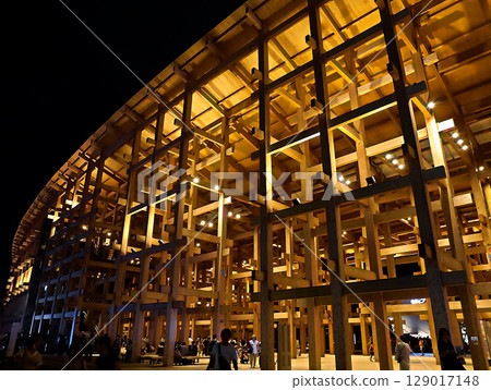 Osaka Kansai Expo: Illuminated large roof ring 129017148