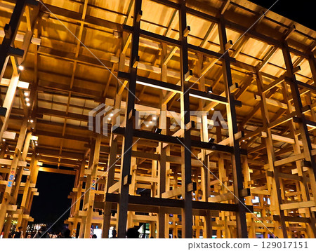 Osaka Kansai Expo: Illuminated large roof ring 129017151