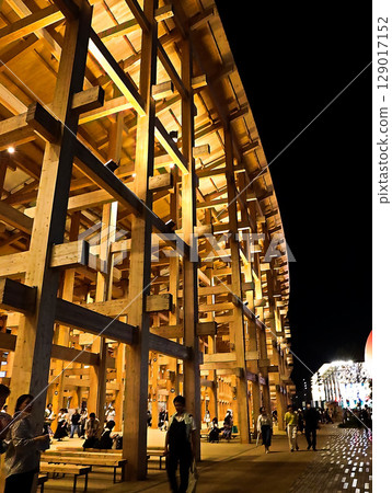 Osaka Kansai Expo: Illuminated large roof ring 129017152