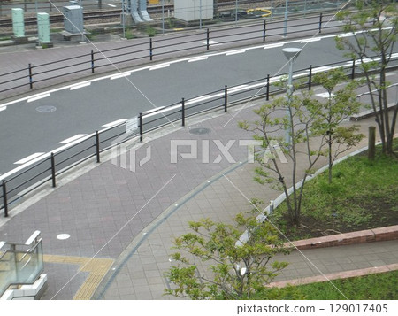 One lane right curve and sidewalk 129017405