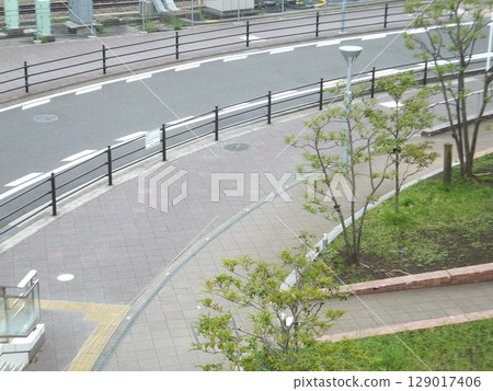 One lane right curve and sidewalk 129017406
