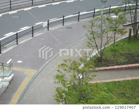 One lane right curve and sidewalk 129017407