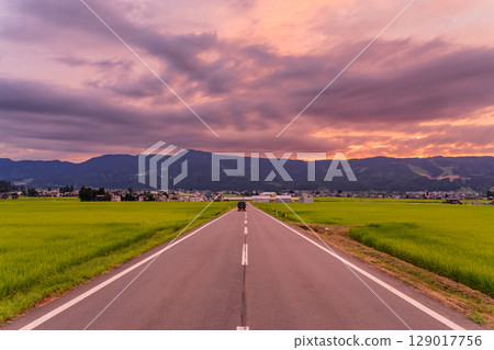 <<Niigata Prefecture>> Summer rural landscape at dusk - Uonuma land <<Niigata Prefecture>> Summer rural landscape at dusk - Uonuma land 129017756