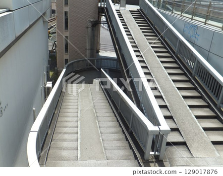 有樓梯和坡道的人行天橋 129017876