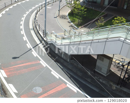 單車道右彎道、人行道和樓梯 129018020