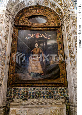 Coimbra , Portugal - Mar 14, 2025: Gothic romanesque cloister of old Coimbra Cathedral, Se Velha de Coimbra in Portugal 129018419