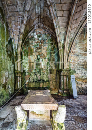 Coimbra , Portugal - Mar 14, 2025: Gothic romanesque cloister of old Coimbra Cathedral, Se Velha de Coimbra in Portugal 129018420
