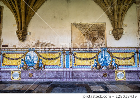 Colonnade of cloister of Sant 129018439