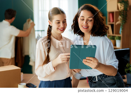 designers are working in studio 129019004