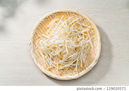 Fresh bean sprouts in a colander 129020571