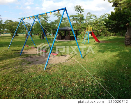 在公園裡盪鞦韆 在公園裡盪鞦韆 129020742