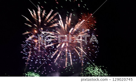 夏日夜空中的煙花 129020745