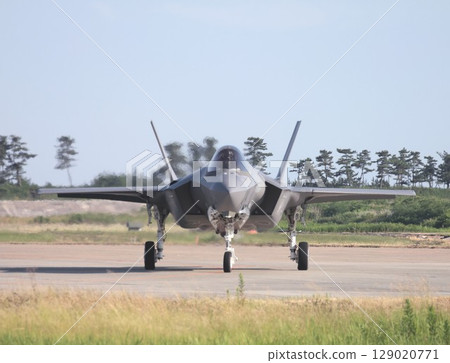 一架美國空軍 F-35A 閃電 II 隱形戰鬥機在機場滑行道上滑行。 一架美國空軍 F-35A 閃電 II 隱形戰鬥機在機場滑行道上滑行。 129020771