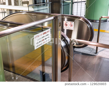 自動扶梯上的緊急停止按鈕和警告標誌 129020803