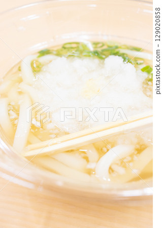 美味的冷烏龍麵配蘿蔔絲 129020858