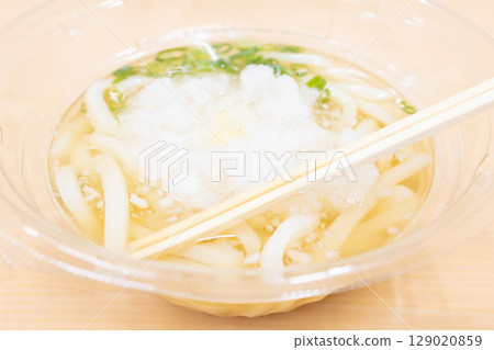 美味的冷烏龍麵配蘿蔔絲 129020859