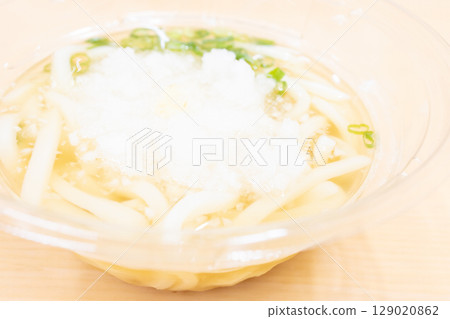 美味的冷烏龍麵配蘿蔔絲 129020862