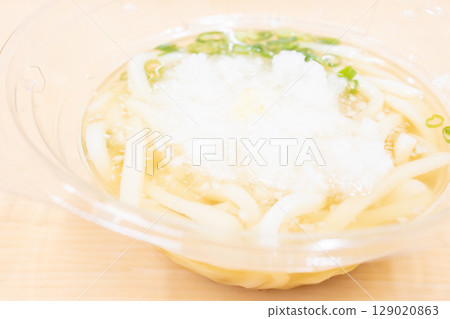 Delicious chilled udon noodles with grated daikon radish 129020863