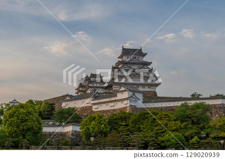 世界遺產姬路城美麗的城牆和傳統的日本建築 世界遺產姬路城美麗的城牆和傳統的日本建築 129020939