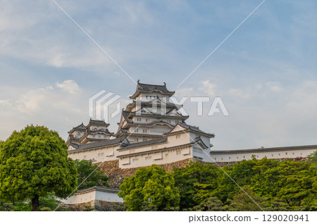 世界遺產姬路城美麗的城牆和傳統的日本建築 129020941