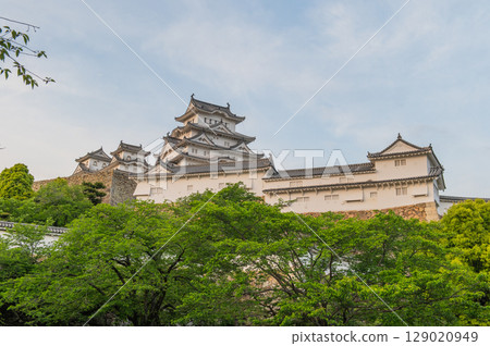 The beautiful castle walls and traditional Japanese architecture of Himeji Castle, a World Heritage Site 129020949