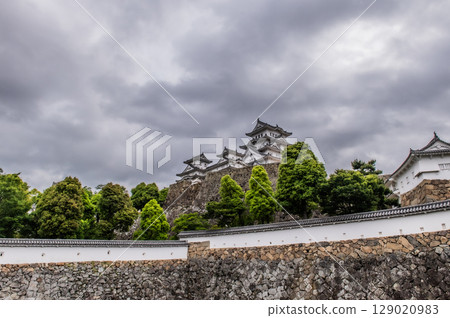The beautiful castle walls and traditional Japanese architecture of Himeji Castle, a World Heritage Site 129020983
