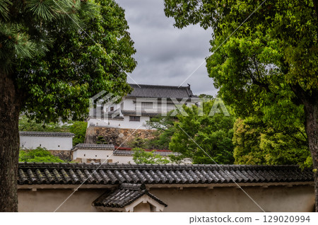The beautiful castle walls and traditional Japanese architecture of Himeji Castle, a World Heritage Site The beautiful castle walls and traditional Japanese architecture of Himeji Castle, a World Heritage Site 129020994