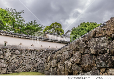 The beautiful castle walls and traditional Japanese architecture of Himeji Castle, a World Heritage Site 129020999
